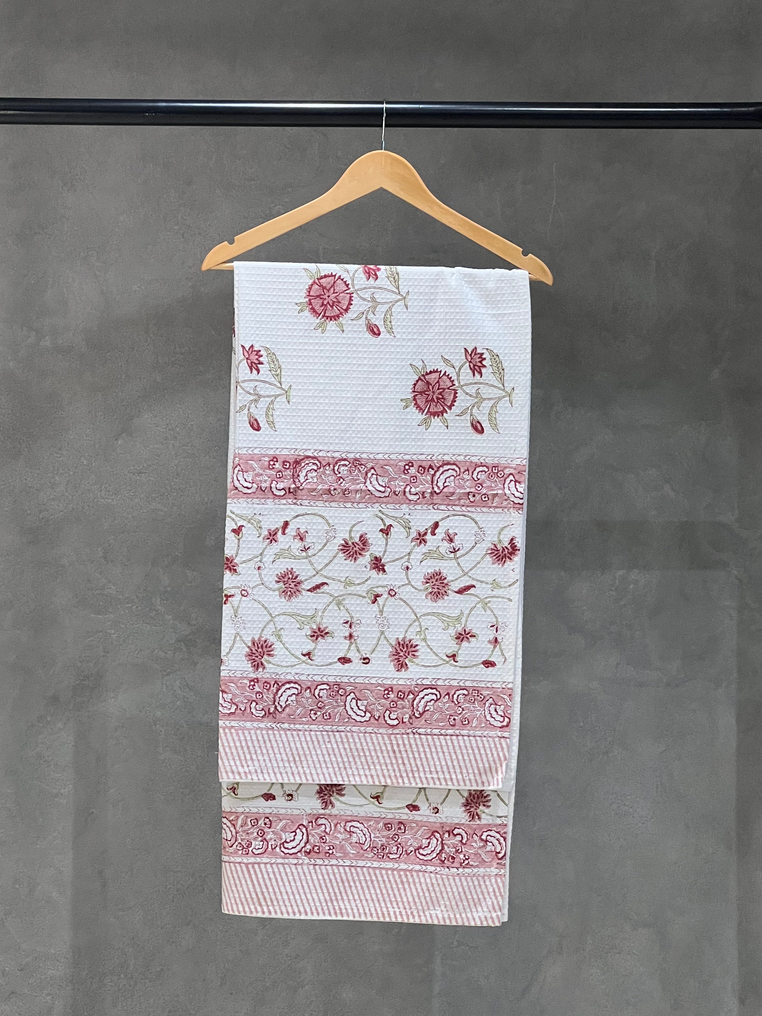 BATH TOWELS WHITE AND PINK